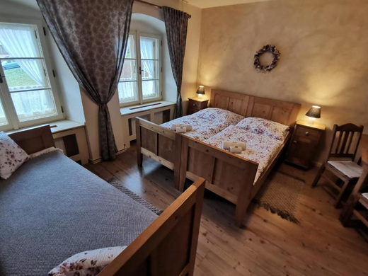 19_booking_pokoj_vecerni_dve_postele.png